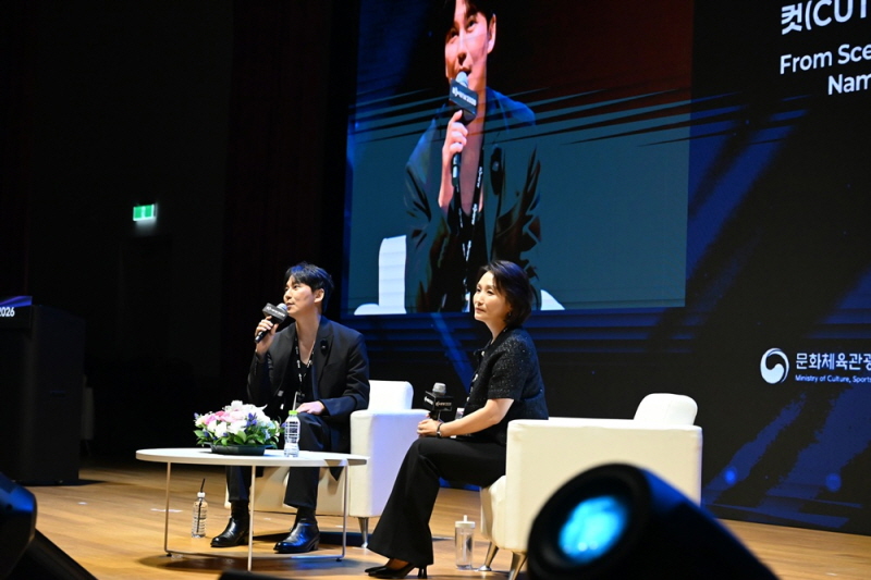 사진 3. 배우 김남길이 ‘2026 국제방송영상마켓(BCWW)’의 스페셜 세션 1(컷 너머의 세계: 배우 김남길) 연사로 참여하여 MC 박경림과 패널 토크를 진행하고 있다.