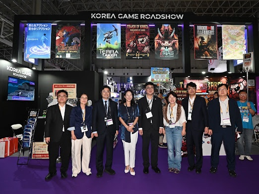 사진 3. 9월 20일 일본 도쿄에서 개최한 ‘도쿄게임쇼 2026’에 문화체육관광부(이하 문체부) 최휘영 장관과 문화체육관광위원회(이하 문체위) 소속 국회의원들이 한국공동관 부스를 방문했다. (왼쪽부터) 콘진원 강경석 게임유통팀장, 정순임 문체위 수석전문위원, 이정문 더불어민주당 의원, 이재정 더불어민주당 의원, 최휘영 문체부 장관, 조은희 국민의힘 의원, 김재현 문체부 문화미디어산업실장, 콘진원 김성준 게임신기술본부장