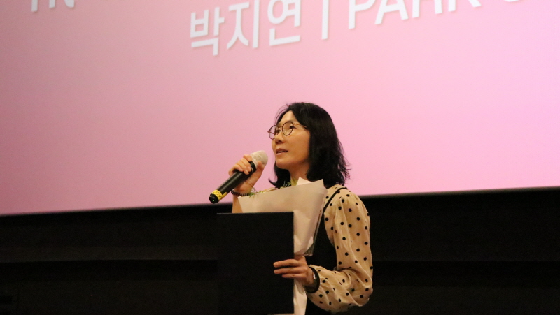 사진 1 9월 18일 DigiCon6 Asia 한국지역어워즈 금상을 수상한 귀 로의 여행> 박지연 감독이 수상소감을 발표하고 있다.
