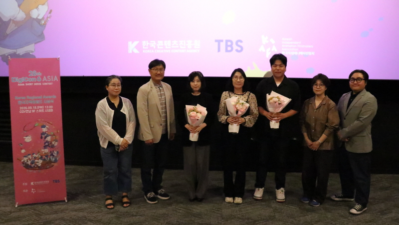 사진 2 한국콘텐츠진흥원은 Digicon6 Asia 한국지역어워즈 시상식을 통해 금상 1편 은상 2편의 작품을 시상했다 왼쪽부터 한국콘텐츠진흥원 애니메이션산업팀 이종순 차장 한국콘텐츠진흥원 콘텐츠IP진흥본부 이도형 본부장 은상 경계> 이세은 감독, 금상<귀(耳)로의 여행> 박지연 감독, 은상 <IMAGO> 장승욱 감독(대참), 한국독립애니메이션협회 한병아 협회장, 한국콘텐츠진흥원 애니메이션산업팀 김우택 팀장)