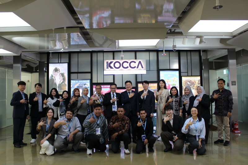 사진 1. 9월 17일 한국콘텐츠진흥원 CKL 기업지원센터에서 인도네시아 대표단과 문화체육관광부·한국콘텐츠진흥원 관계자들이 기념 촬영을 하고 있다.