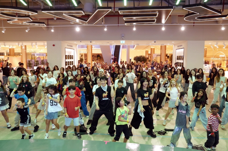 사진4. 9월 27일(현지 시각) 아랍에미리트 두바이 페스티벌시티몰 내 ‘코리아360’에서 진행된 K-팝 댄스 워크숍 현장에서 현지 관람객들이 직접 안무를 배우고 함께 춤을 추며 K-팝 콘텐츠를 체험하고 있다.