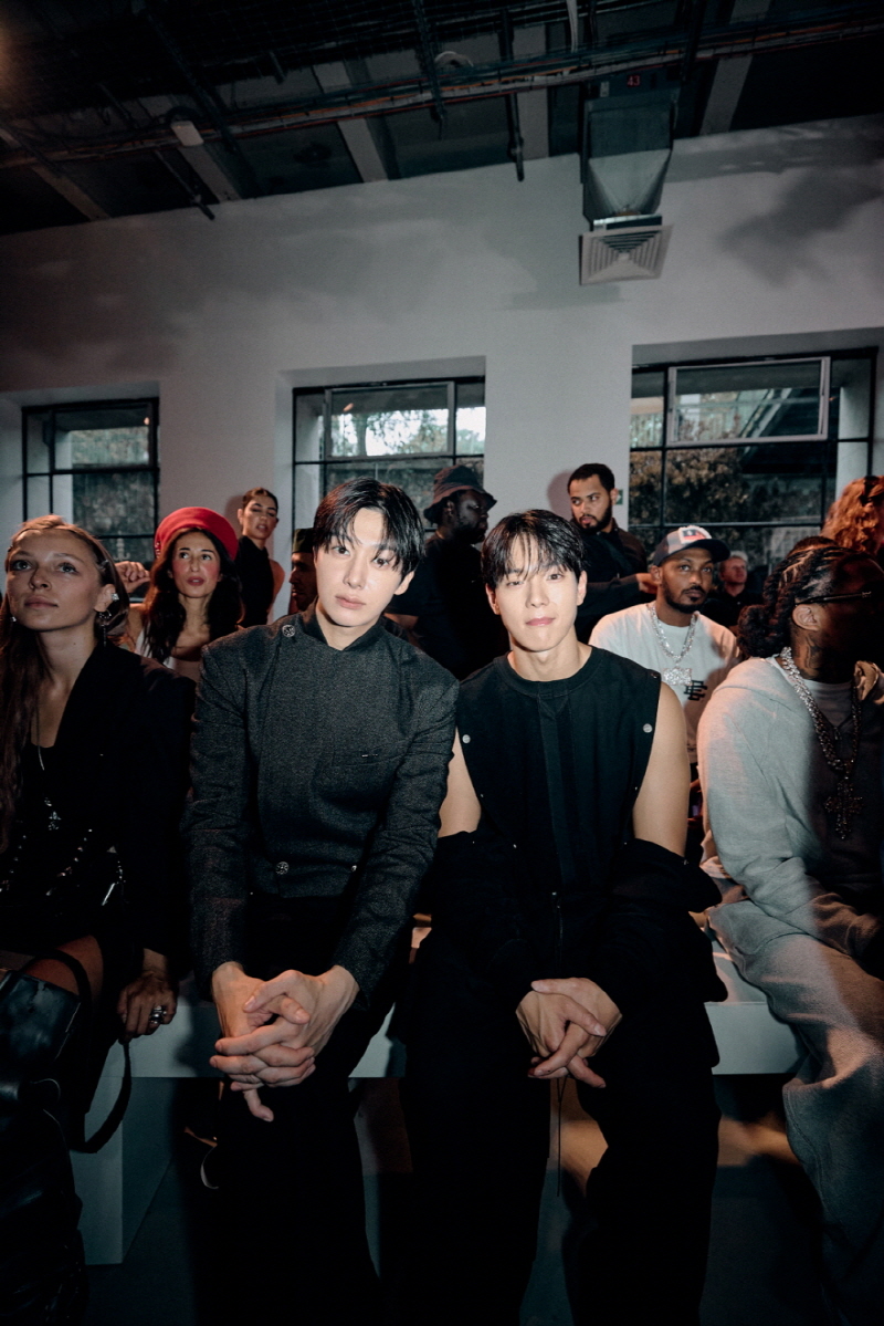 사진 7. ‘컨셉코리아 2027 S/S’의 공식 앰배서더인 몬스타엑스의 형원과 셔누가 패션쇼에 참석했다.(왼쪽부터 몬스타엑스 형원, 셔누)