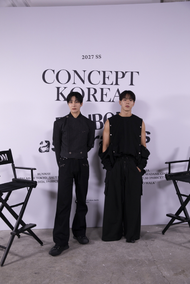 사진 8. ‘컨셉코리아 2027 S/S’의 공식 앰배서더인 몬스타엑스의 형원과 셔누가 패션쇼에 참석했다. (왼쪽부터 몬스타엑스 형원, 셔누)