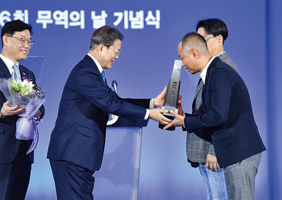 ㈜드림팩토리스튜디오는 제56회 무역의 날에서 100만 불 수출탑을 수상하는 기쁨을 누렸다. 