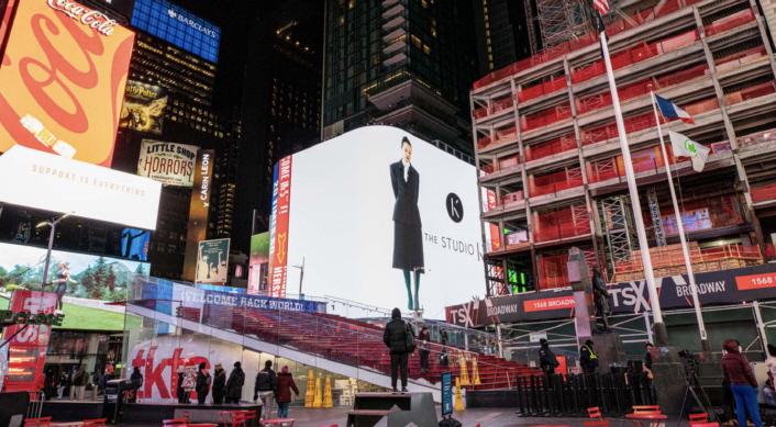 사진 3. 한국콘텐츠진흥원은 ‘더 셀렉츠(The Selects)’ 입점 브랜드의 글로벌 홍보를 위해 지난 2월 뉴욕패션위크 기간 중 입점 브랜드들의 컬렉션을 공개하는 광고를
뉴욕 타임스퀘어 허쉬브로드 전광판을 통해 선보였다.