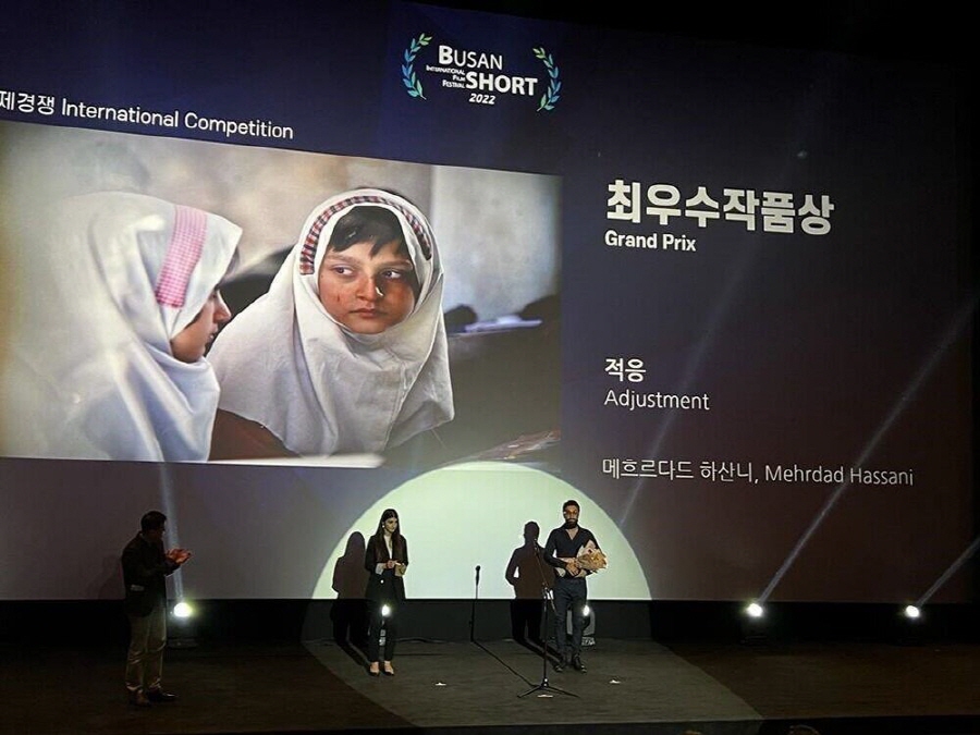 제39회 부산국제단편영화제에서 이란의 메흐르다드 하산니 감독이 단편영화 ‘적응’으로 최우수작품상을 수상하고 있는 모습