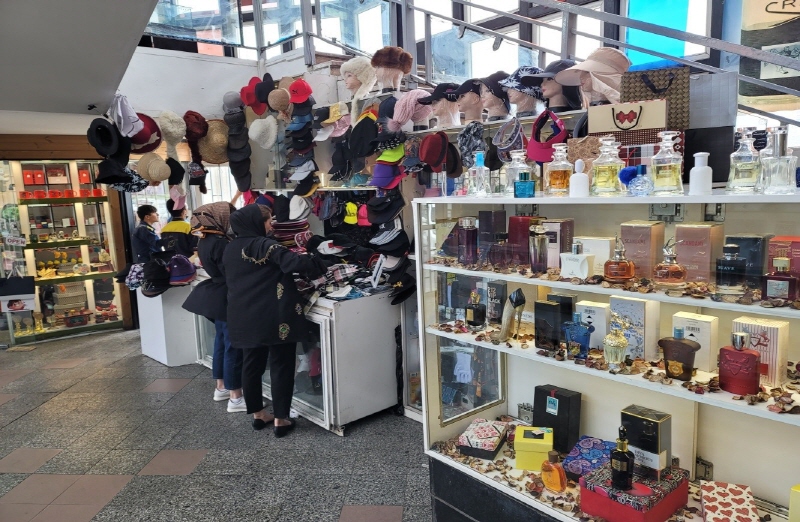 이란 젊은이들에게 인기가 많은 모자와 향수 가게의 모습 – 출처: 통신원 촬영