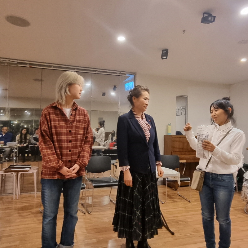 '서시' 프레스콜에서 연극의 한 장면을 선보이는 배우들 - 출처 : 통신원 촬영