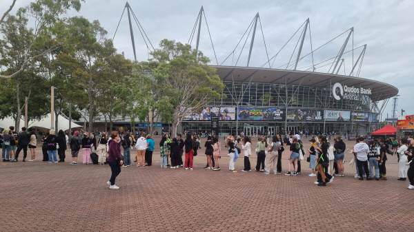 스트레이 키즈 공연이 열린 공연장 앞에서 대기하고 있는 팬들 - 출처: 통신원 촬영