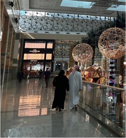 한 아랍인 부부가 전통 복장을 입은 채 두바이 내 쇼핑몰 안을 걷고 있다 - 출처: 통신원 촬영