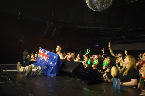 호주 팬들과 함께 시드니 첫 솔로 공연을 축하하고 있는 방용국 - 출처: 통신원 촬영