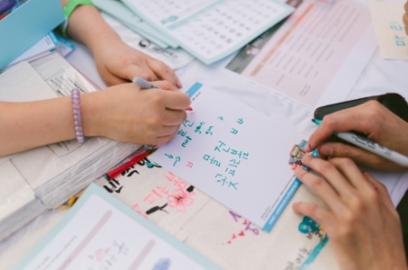 몬트리올 '포차' 축제에서 한글을 체험하고 있는 모습 - 출처: 포차 축제 제공