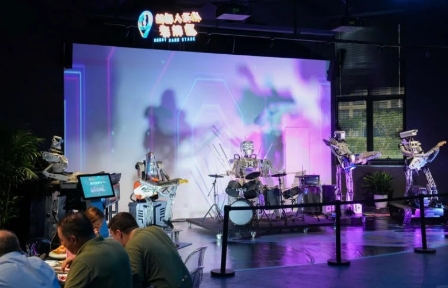 드럼과 기타를 연주하는 로봇 밴드가 무대에 올라 관람객들에게 특별한 공연을 선사하고 있다 - 출처: 샤오홍슈