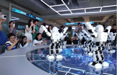 로봇들의 군무, 관객의 시선을 사로잡다 - 출처: 바이두(百度)