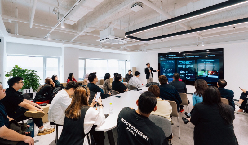 사진 2. 콘진원은 ‘한-싱가포르 콘텐츠 산업 생태계 교류·연수 프로그램’을 성공리에 마무리했다.
        (비마이프렌즈 강연)