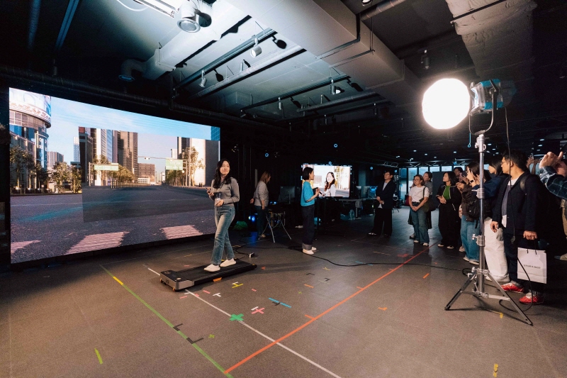 사진 4. 콘진원은 ‘한-싱가포르 콘텐츠 산업 생태계 교류·연수 프로그램’을 성공리에 마무리했다.
        (웨스트월드 사옥 방문에서 진행된 버추얼 프로덕션 시연)