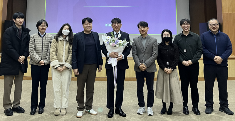 사진 1. 한국콘텐츠진흥원 한승훈 상임감사 취이식에서 감사실 직원들과 기념 촬영을 하고 있다.