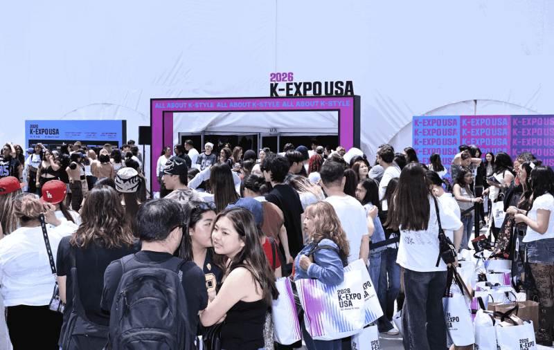 사진 1. 5월 23일부터 27일까지 미국 로스앤젤레스(LA)에서 개최한 ‘2026 K-EXPO USA’에
        4만여 명의 관람객이 참가해 전시를 시청하고 체험하고 있다.