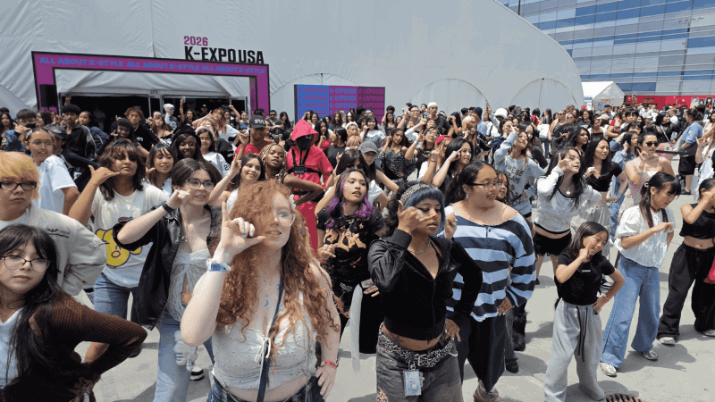 사진 2. ‘2026 K-EXPO USA’ 프로그램 중 ‘랜덤 K-pop 댄스플레이’에
    3백여 명 이상의 참가자가 K-pop 음악에 맞춰 춤을 추고 있다.