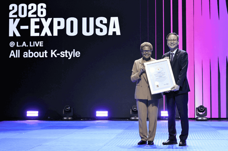 사진 5. 5월 24일 ‘2026 K-EXPO USA’ 주최사인 문화체육관광부는
    캐런 배스 LA시장으로부터 감사 증서를 받았다.