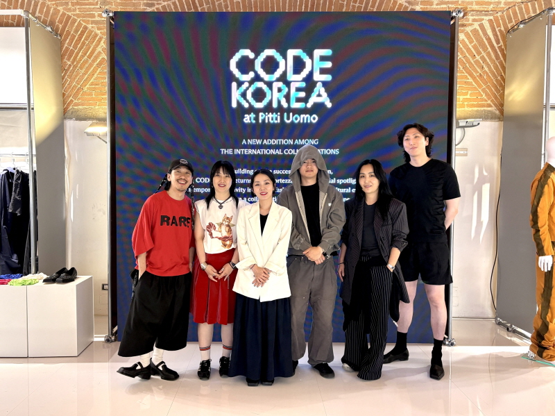 사진2. 피티우오모 한국공동관 참여 디자이너 단체사진
        (왼쪽부터 김세형 (아조바이아조 대표), 양윤아 (비건 타이거 대표), 이서정 (피노아친퀘 대표),
        임채민 (이지앤아트 대표), 최현미 (더발론 대표), 이성주 (성주 대표))