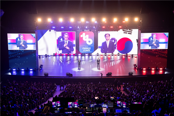 사진 1. 제롬 리부아지 프랑스 문화부 사무총장(왼쪽)과 문화체육관광부 최휘영 장관(오른쪽)이
        ‘K-팝 콘서트: 인기가요 인 파리’ 시작에 앞서 한·불수교 140주년 기념 축사를 하고 있다.