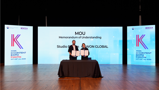 사진3. 2026 체코 K-콘텐츠 엑스포 업무협약(MOU)체결식(1)
        (왼쪽) Studio Pigeon Dawid Gawel(General Director), (오른쪽) 가원글로벌 서민지 대표
        