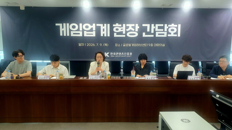 사진1. 콘진원 김윤지 원장이 게임 관련 협단체 및
        주요 중소 게임기업 대표들과 만나 인사를 나누고 있다.
        