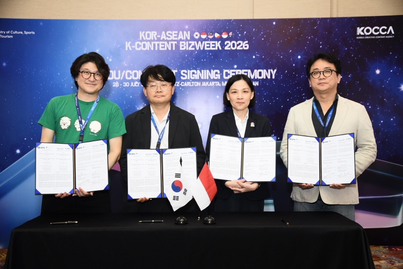 사진3. ‘2026 한-아세안 K-콘텐츠 비즈위크’에서 주식회사 비욘드에이, 성균관대학교 ANCHOR사업단, Pelita Harapan 대학교, ㈜아이코닉스가 4자 업무협약을 체결했다.
        (왼쪽부터 주식회사 비욘드에이 이우진 대표, 성균관대학교 ANCHOR사업단 이준희 교수,
        Pelita Harapan 대학교 Susinety Prakoso 학장, ㈜아이코닉스 남한길 인도네시아법인장)