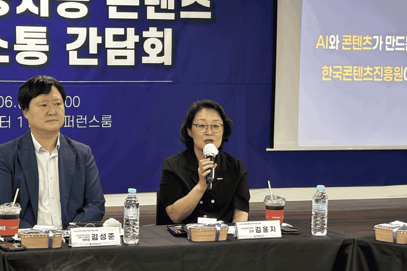 사진1. 8월 6일 개최된 신기술‧인공지능 산업계 소통 간담회에서
        콘진원 김윤지 원장이 신기술‧인공지능 산업계 기업 관계자들을 만나 인사를 나누고 있다.
        