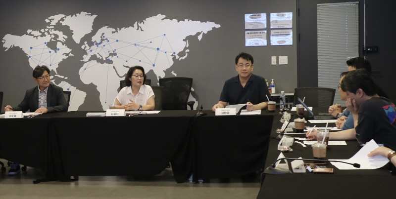 사진 1. 한국콘텐츠진흥원은 대중음악 기획사 및 유관 협회 관계자들과 함께 현장의 다양한 의견을 공유하고,
        한국 대중음악의 성장을 뒷받침할 실질적인 지원 방안을 논의하고 있다.