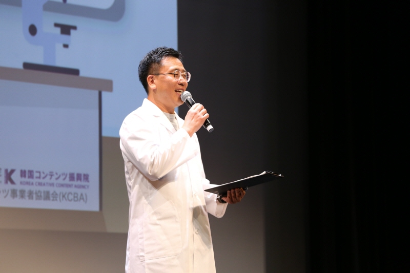 사진 1. 일본 도쿄 주일한국문화원 한마당홀에서 열린 ‘모여라! K-드라마 연구회’에서
        MC 후루야 마사유키가 프로그램 6주년을 맞은 소감을 전하고 있다.
        