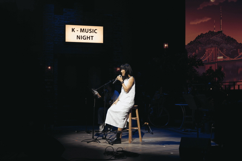 사진5. 뉴욕 K-뮤직 나이트(K-Music Night)에서 싱어송라이터 요조가 공연을 하고 있다
        