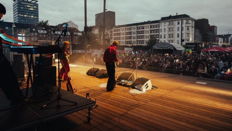 사진 3. Korea Spotlight @Reeperbahn Festival에서 캔트비블루가 공연하고 있다.
        