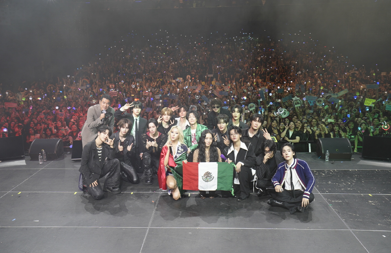 사진. 9월 26일 멕시코시티 펩시센터에서 개최한 ‘Korea Spotlight @Mexico City 2026’에서
        전 출연진이 기념사진을 촬영하고 있다.
        