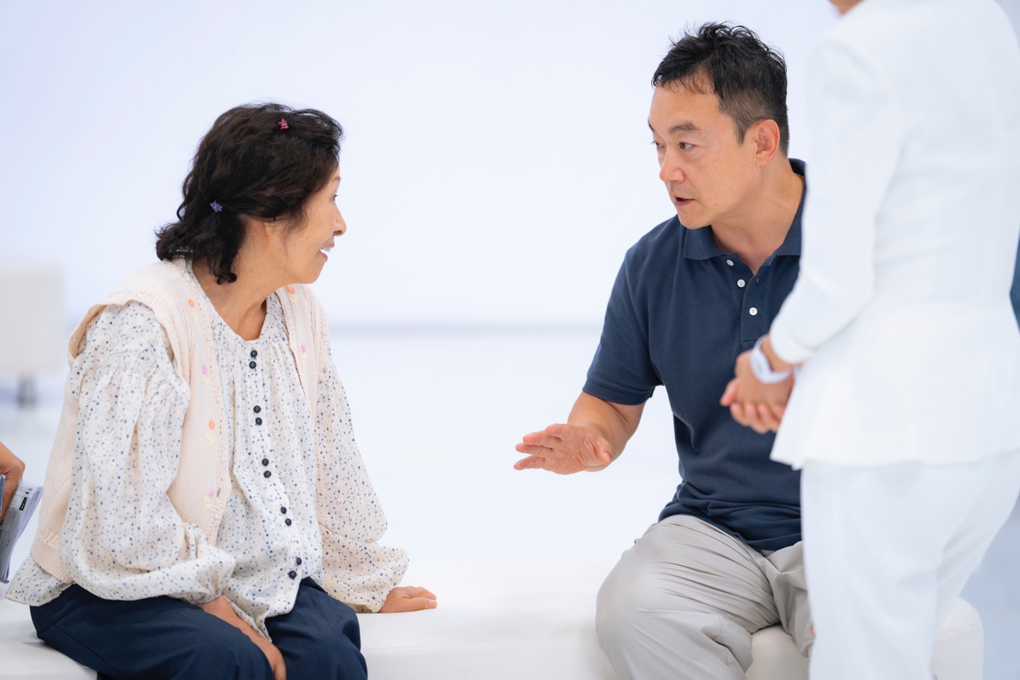 촬영 현장에서 김석윤 감독과 배우 김혜자의 모습