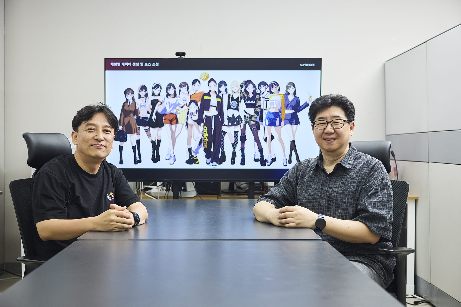 자신만의 캐릭터로 포즈와 의상을 자유롭게 바꿀 수 있는 <붐붐아이돌> 설명 이미지