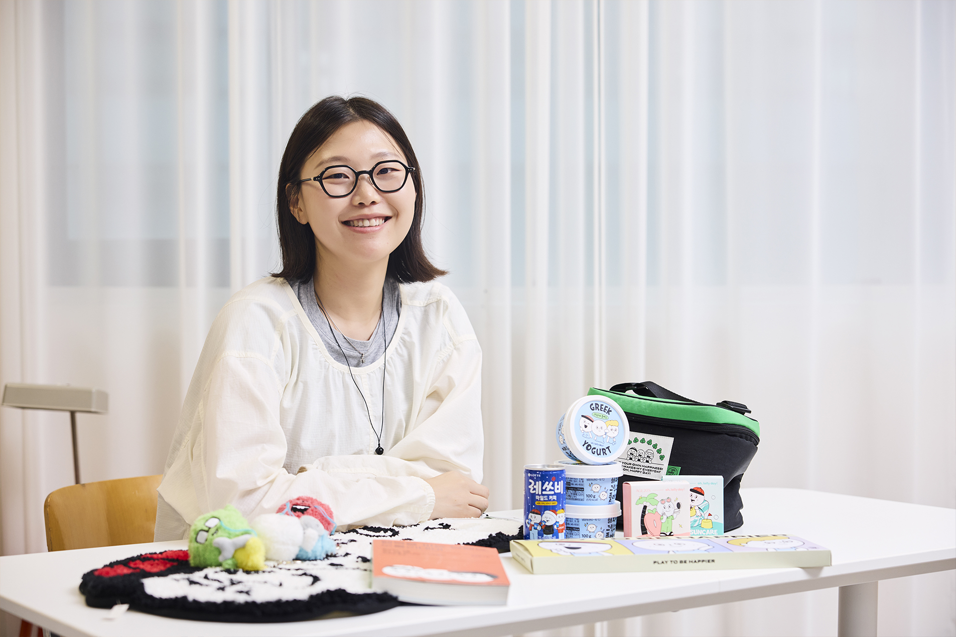 오롤리데이 브랜드 굿즈를 소개하는 박신후 대표