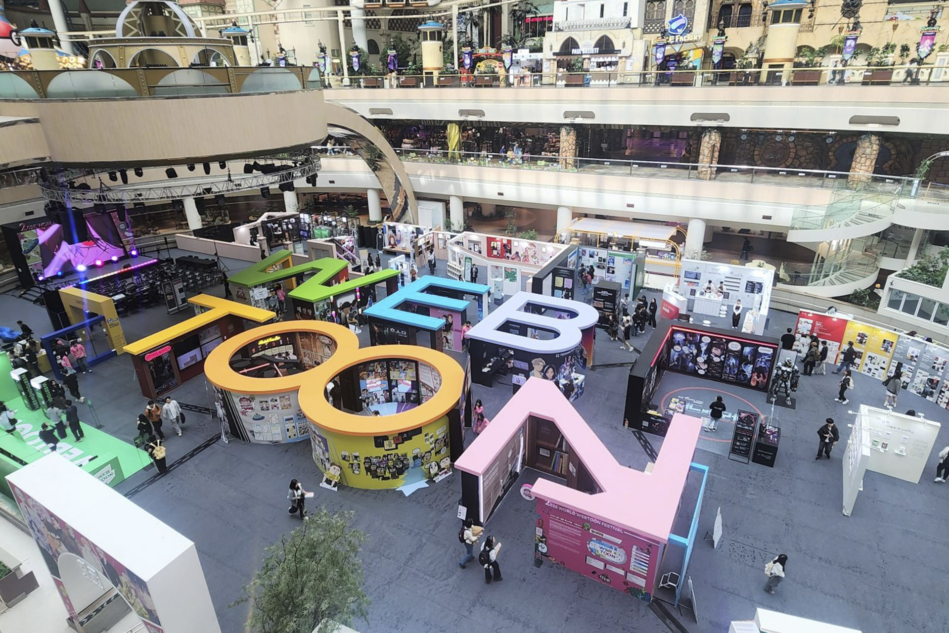 롯데월드 아이스링크 내 조성된 페스티벌 전시/체험 및 웹툰 스테이지 전경