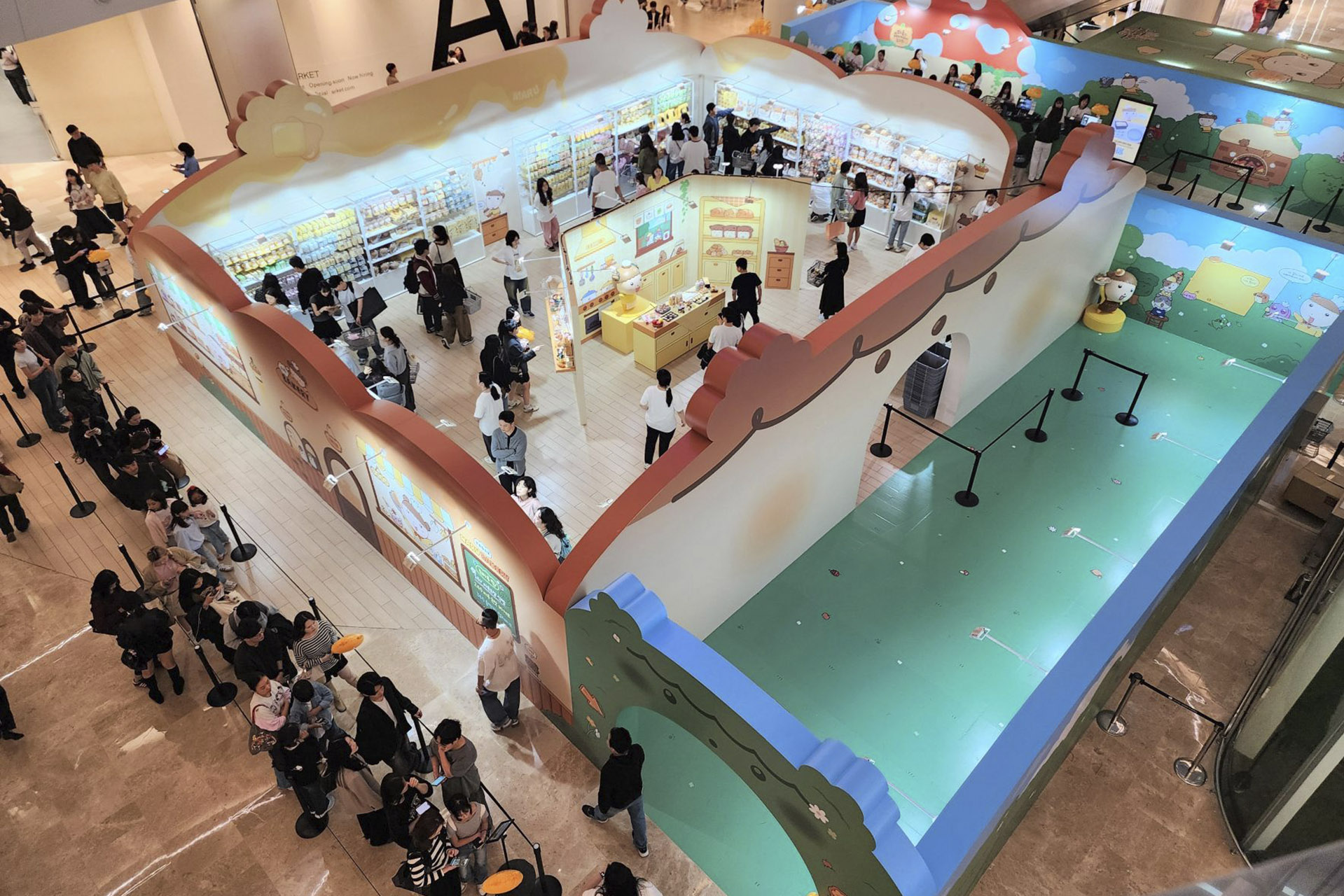 참관객과 웹툰 팬들로 북적이는 롯데월드몰 팝업 전시장