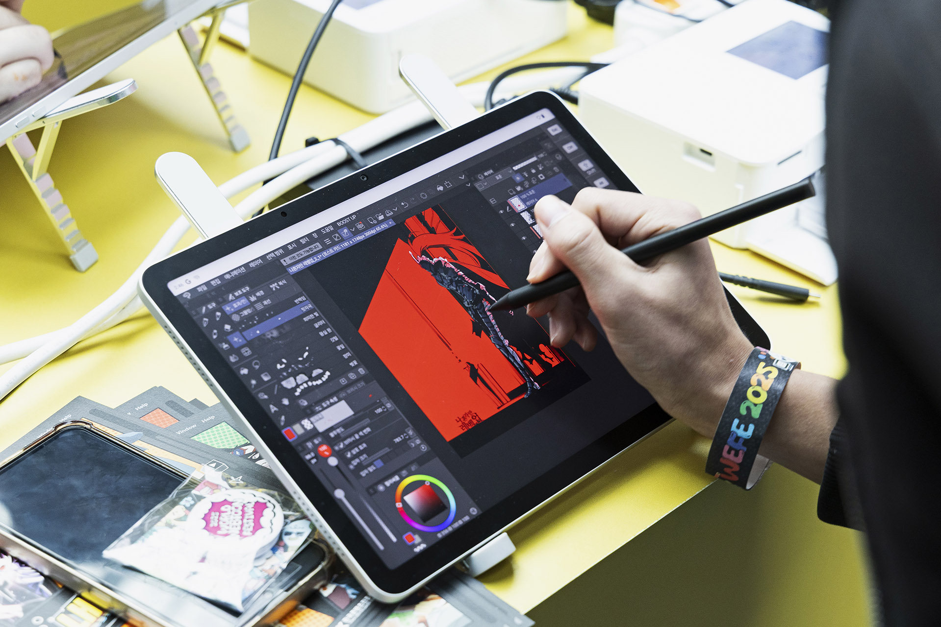 와콤 체험존에서 태블릿으로 그림을 그리는 이준서 씨와 다른 참가자들의 완성 작품