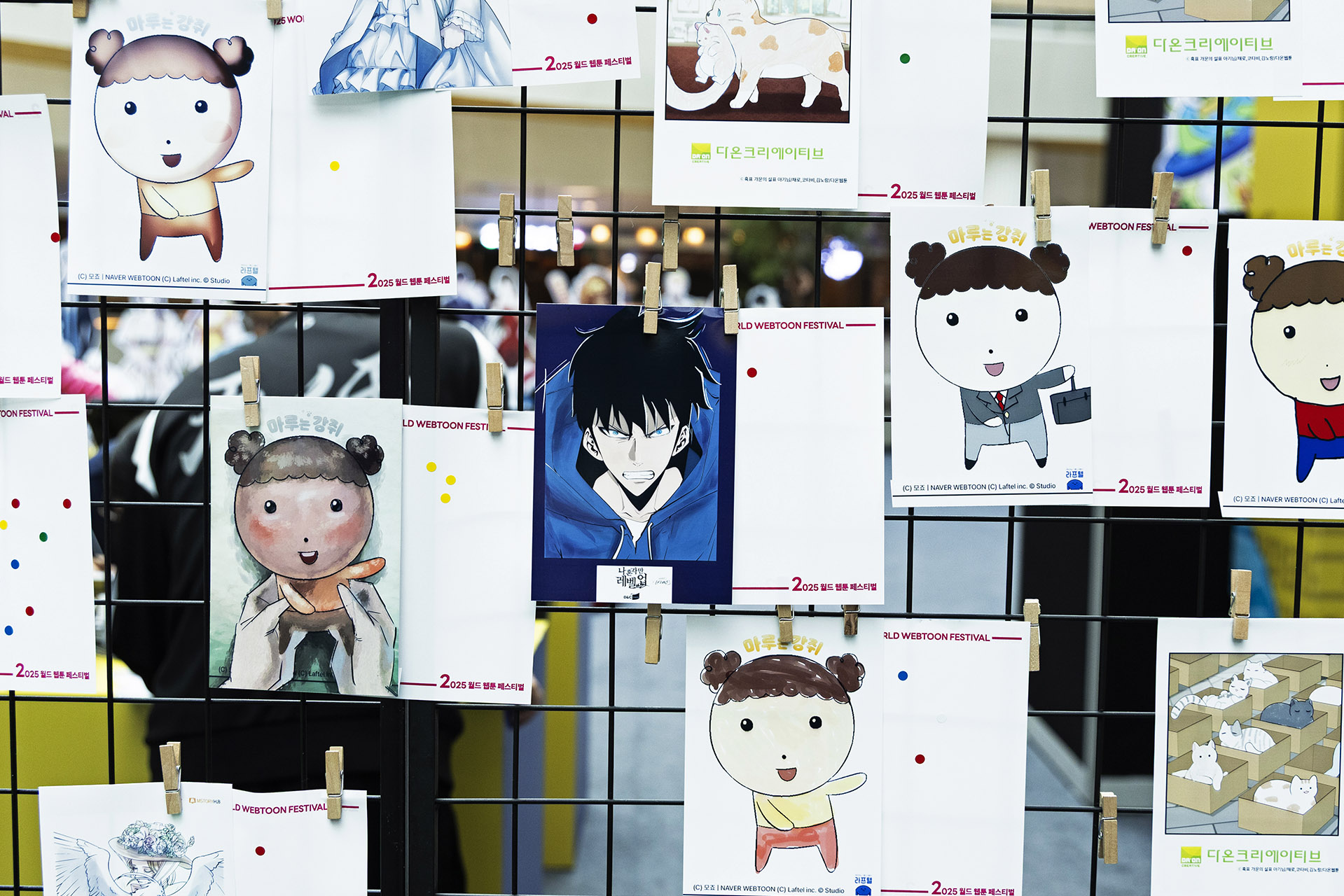 와콤 체험존에서 태블릿으로 그림을 그리는 이준서 씨와 다른 참가자들의 완성 작품