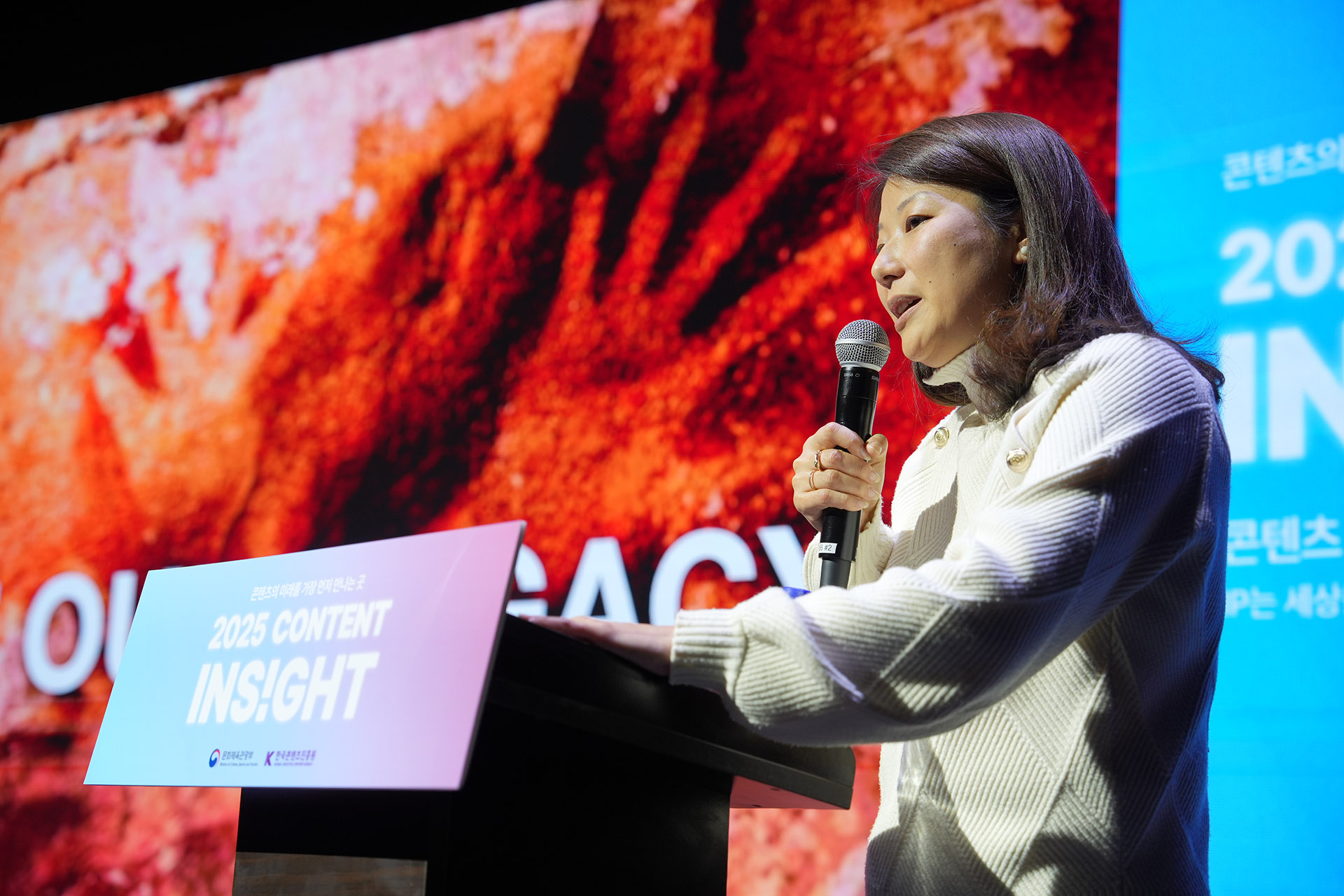 키노트 강연을 펼치는 제인 한 박사 이미지